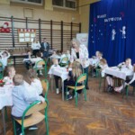 Dzieci wykonujący zadanie