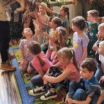 Głaskanie przez dzieci dinozaura