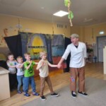 Dzieci tworzą pociag