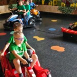 Dzieci jeżdżą samochodzikami