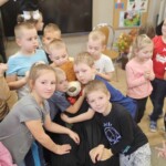 Dzieci tulą misia