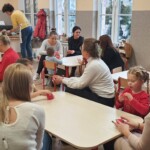 Zdjęcie dzieci czekających za glrceryną