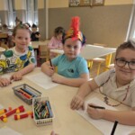 Chłopcy z szalonymi fryzurami