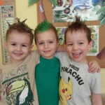 Chłopcy z szalonymi fryzurami