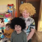 Chłopcy z szalonymi fryzurami