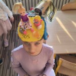 Dziewczynka w szalonej fryzurze