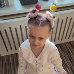 Dziewczynka w szalonej fryzurze