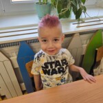 Chłopiec w szalonej fryzurze