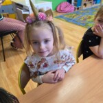 Dziewczynka w szalonej fryzurze