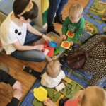 Wspólne zabawy na dywanie