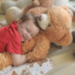 Chłopiec przytula misia
